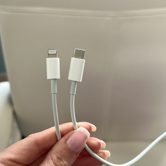 Apple Charger Cord USB-C to lighting port - Picture 2 of 2